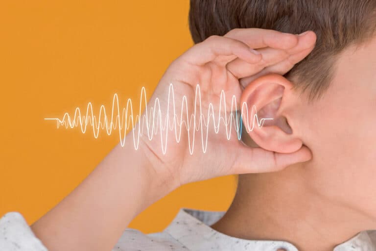 هل ضعف السمع مرض وراثي؟ الحقيقة الكاملة عن أسباب الإصابة الجينية