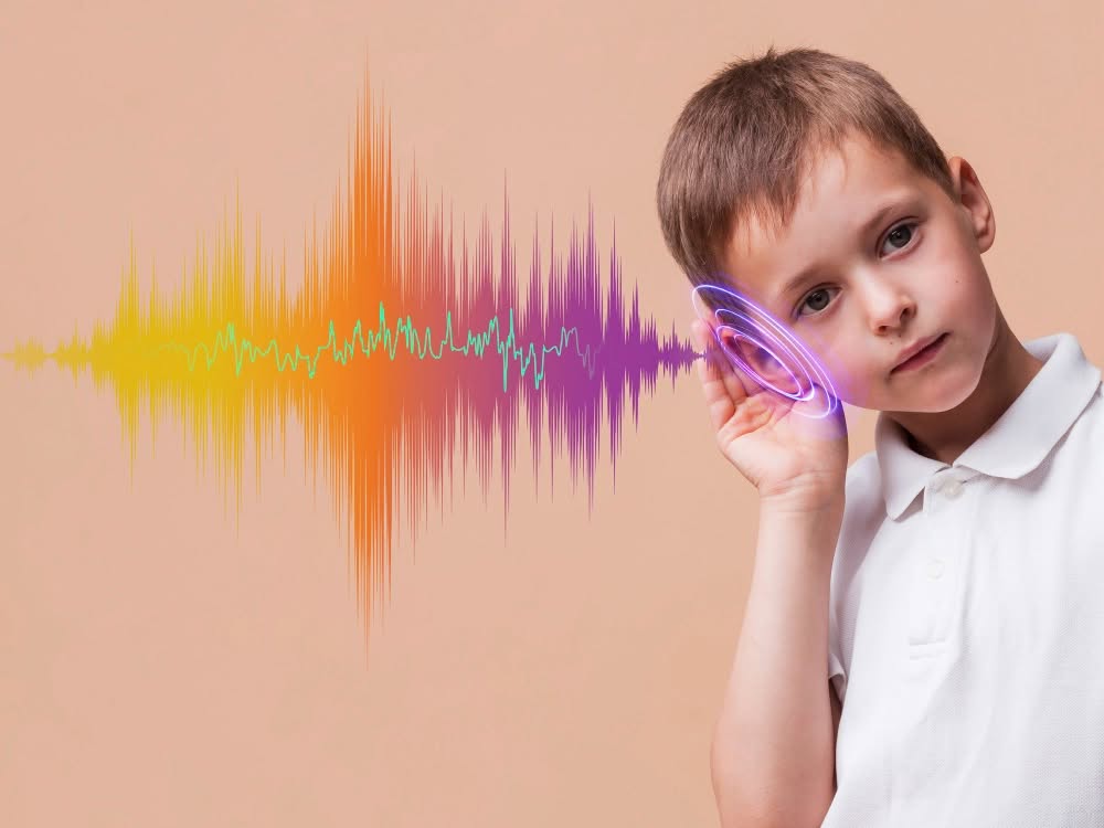 تأثير ضعف السمع على النطق: كيف يؤثر السمع في لغة الطفل وتواصله؟