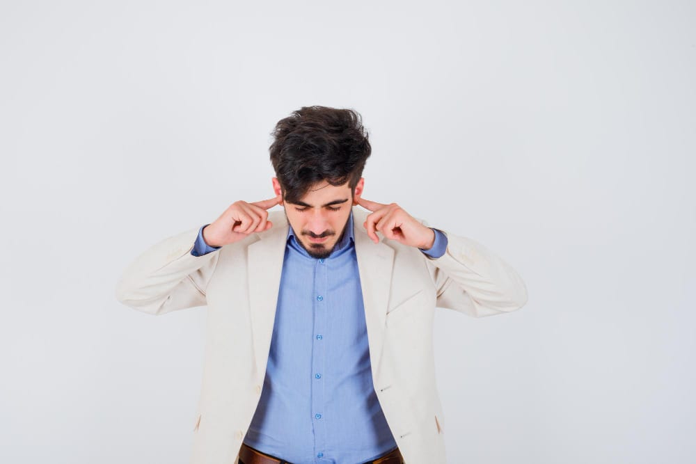 أسباب ضعف السمع عند الشباب